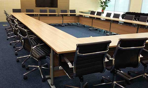 重慶大學保養擦拭5張會議桌